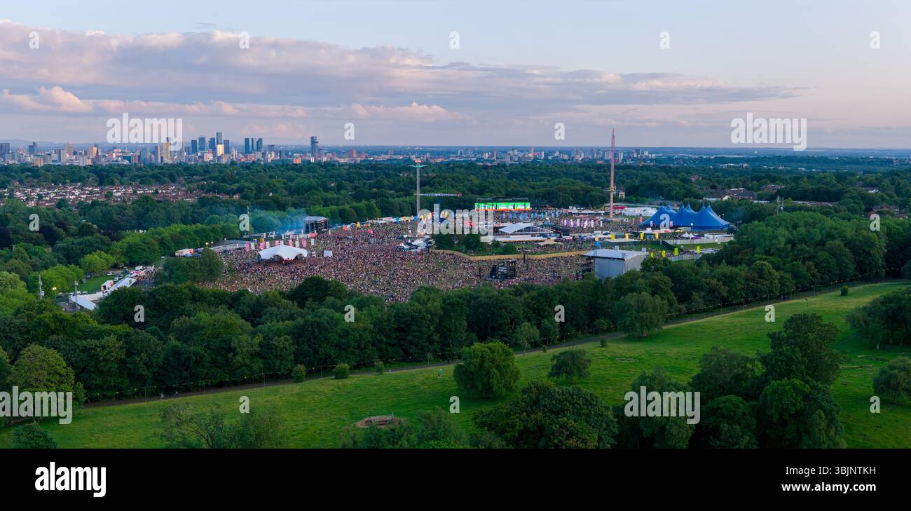 Image aérienne de Heaton Park dans le Grand Manchester avec Parklife Outdoor Music Festival avec Manchester City skyline en arrière-plan. Banque D'Images
