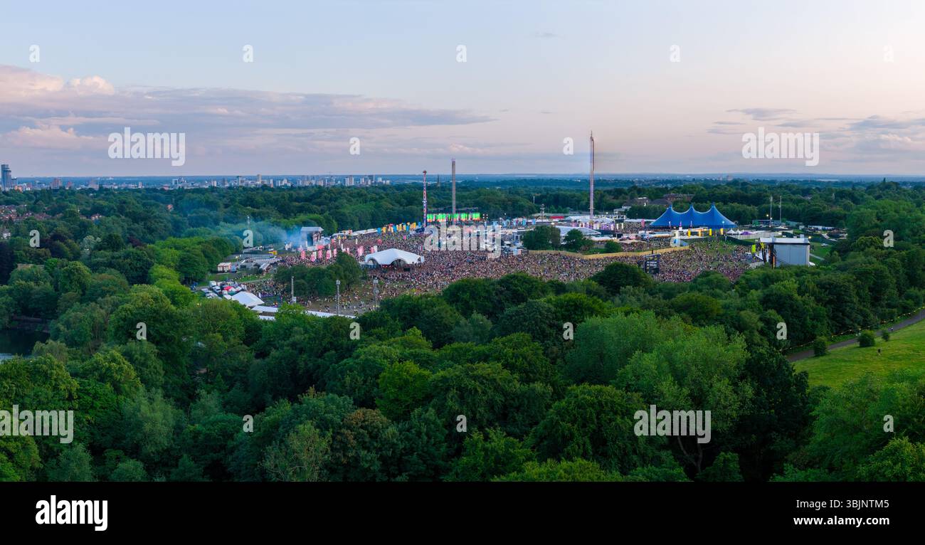 Image aérienne de Heaton Park dans le Grand Manchester avec Parklife Outdoor Music Festival Banque D'Images