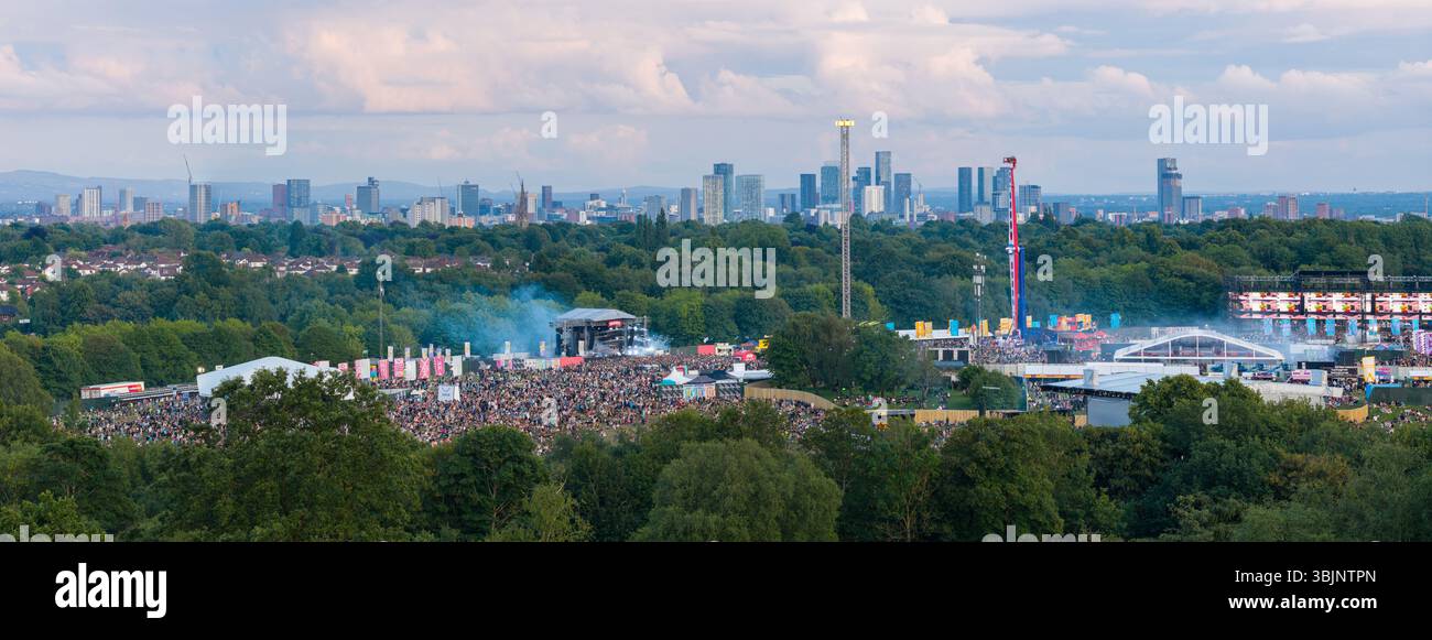Image aérienne de Heaton Park dans le Grand Manchester avec Parklife Outdoor Music Festival avec Manchester City skyline en arrière-plan. Banque D'Images