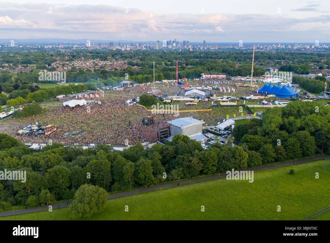 Image aérienne de Heaton Park dans le Grand Manchester avec Parklife Outdoor Music Festival Banque D'Images