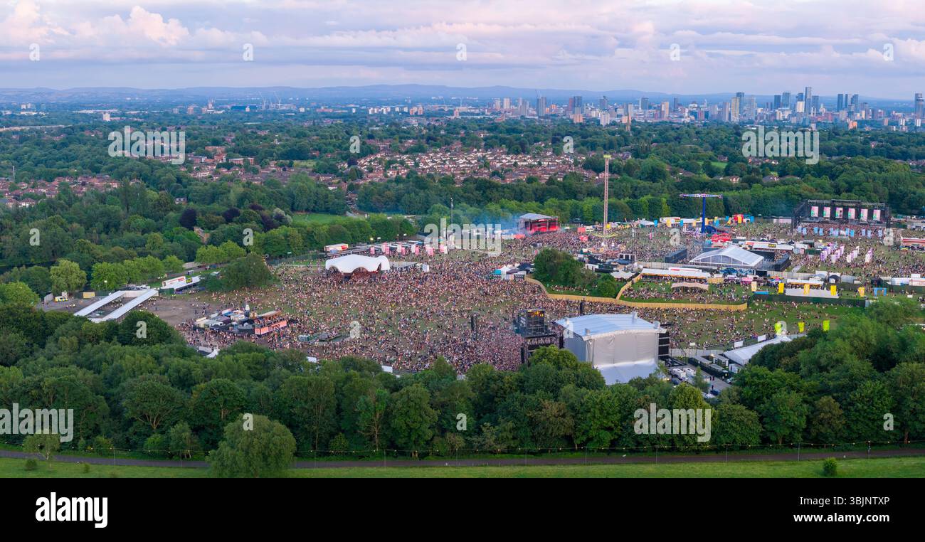 Image aérienne de Heaton Park dans le Grand Manchester avec Parklife Outdoor Music Festival avec Manchester City skyline en arrière-plan. Banque D'Images