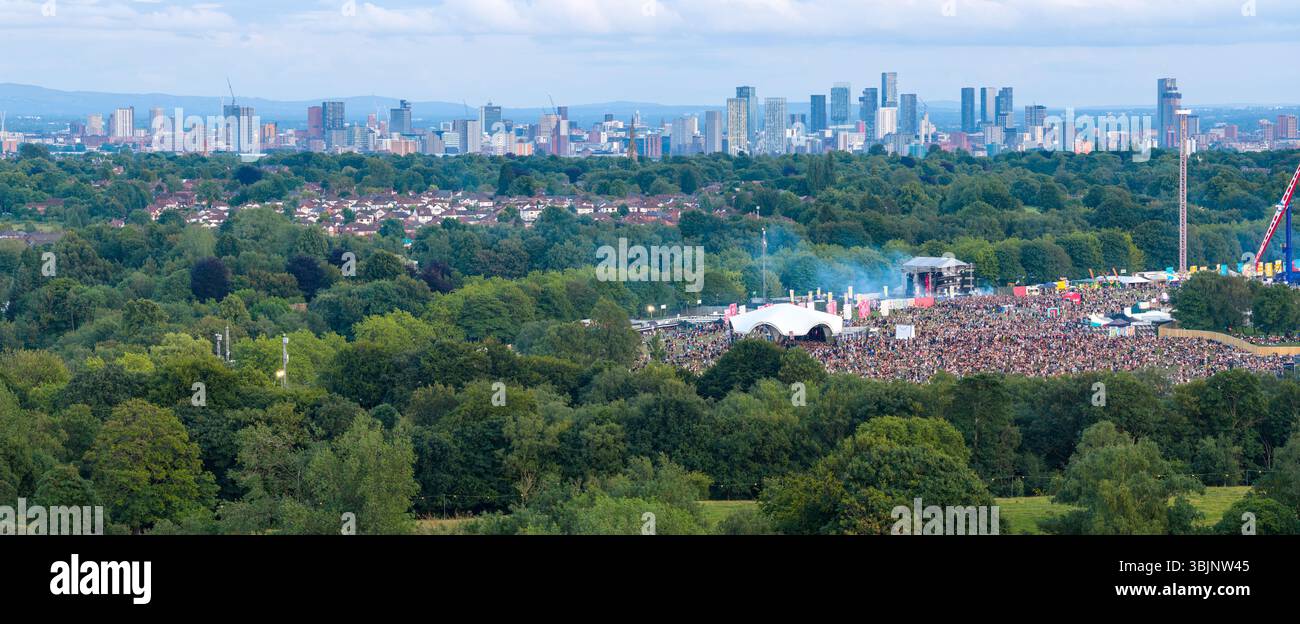 Image aérienne de Heaton Park dans le Grand Manchester avec Parklife Outdoor Music Festival avec Manchester City skyline en arrière-plan. Banque D'Images