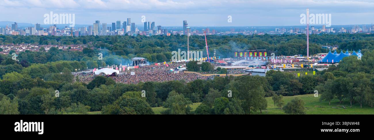 Image aérienne de Heaton Park dans le Grand Manchester avec Parklife Outdoor Music Festival avec Manchester City skyline en arrière-plan. Banque D'Images
