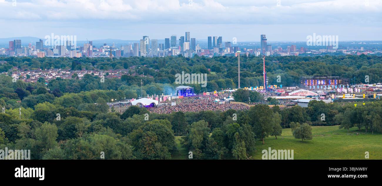 Image aérienne de Heaton Park dans le Grand Manchester avec Parklife Outdoor Music Festival avec Manchester City skyline en arrière-plan. Banque D'Images
