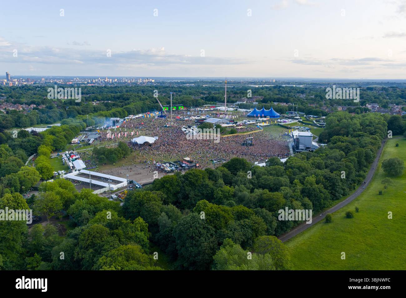 Image aérienne de Heaton Park dans le Grand Manchester avec Parklife Outdoor Music Festival Banque D'Images