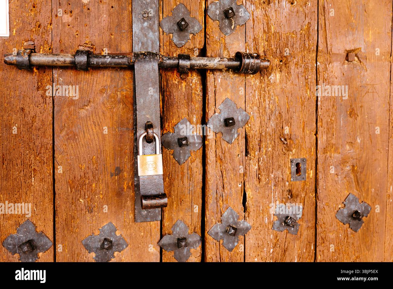Pêne dormant sur vieille porte en bois. Santiuste de Pedraza, Ségovie, Castilla y León, Espagne, Europe Banque D'Images
