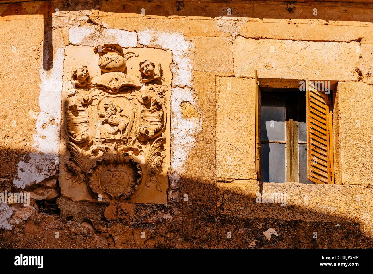 Détail des armoiries familiales sur la façade d'une maison. Pedraza, Ségovie, Castilla y León, Espagne, Europe Banque D'Images