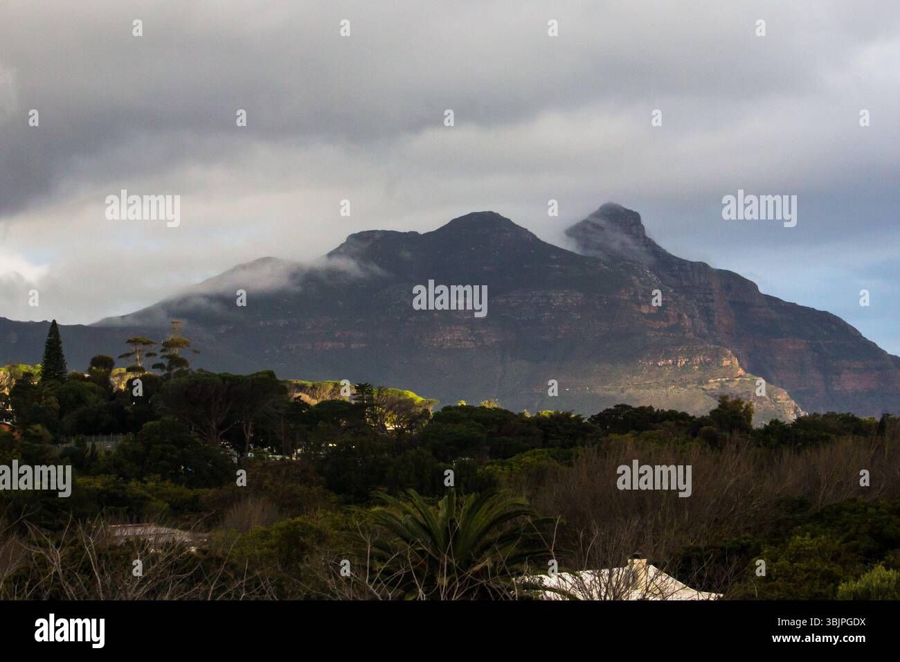 Brume coulant sur les crêtes de Grootkop, l'une des montagnes de la ceinture de montagne de Cape Fold à la périphérie de Cape Town, en Afrique du Sud. Banque D'Images