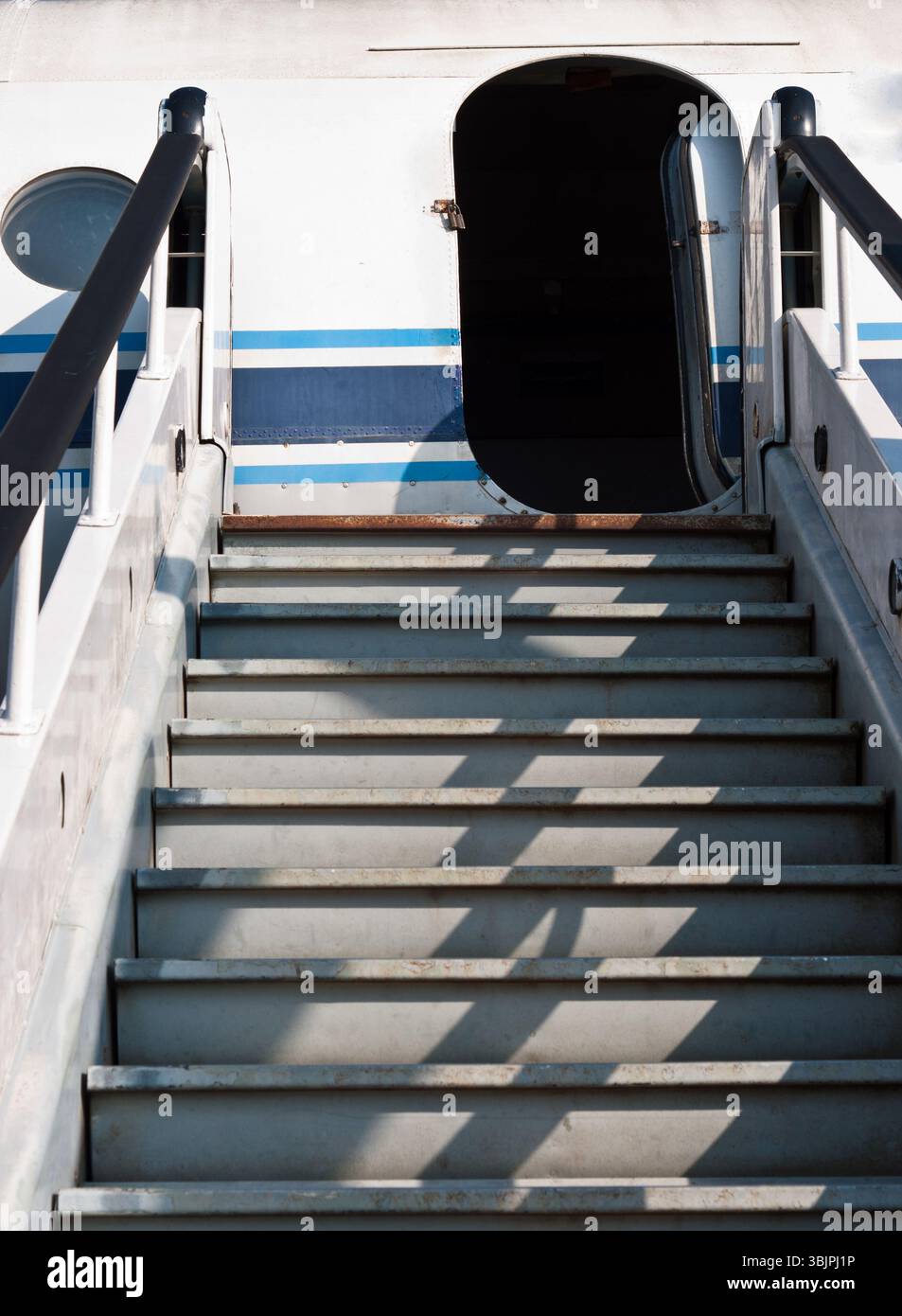 Rampe d'un avion avec porte ouverte Banque D'Images