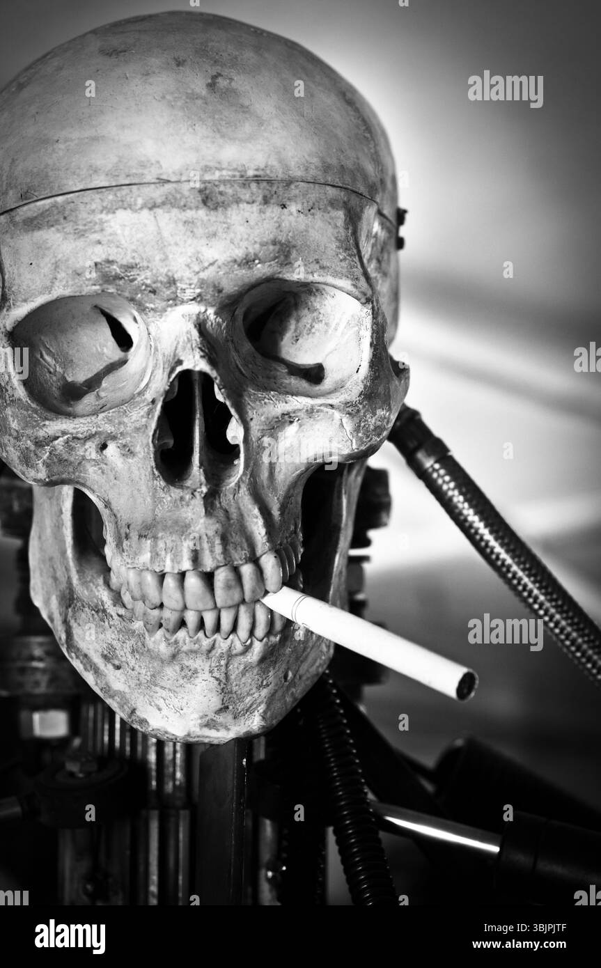 Gros plan d'un crâne humain sur le corps du robot avec la cigarette dans la bouche Banque D'Images