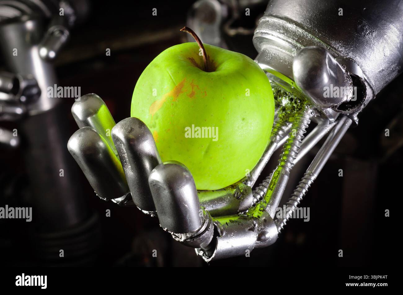 Une main de robot tenant une pomme fraîche de gros plan Banque D'Images