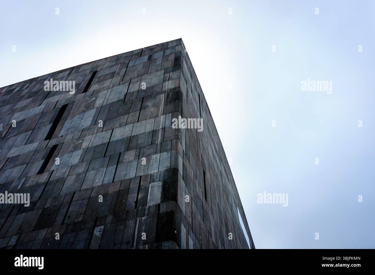 Plan d'angle d'un bâtiment contre le ciel Banque D'Images