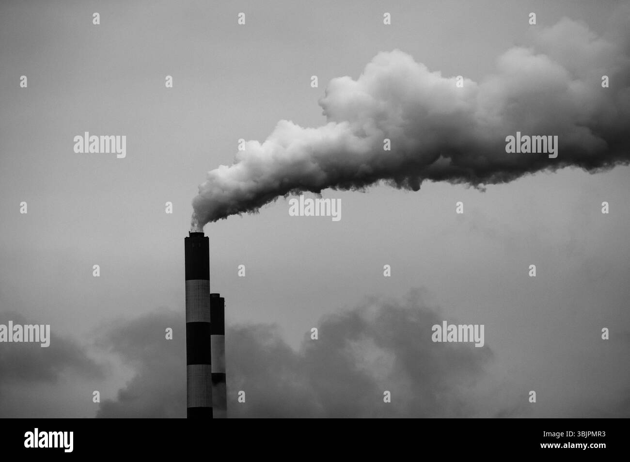 Grande cheminée avec fumée polluant le monde Banque D'Images