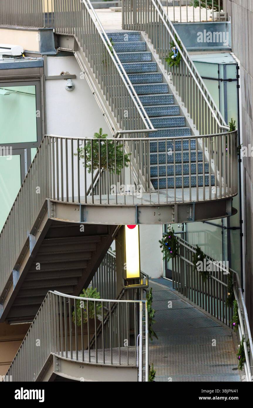 Escaliers modernes dans un bâtiment Banque D'Images