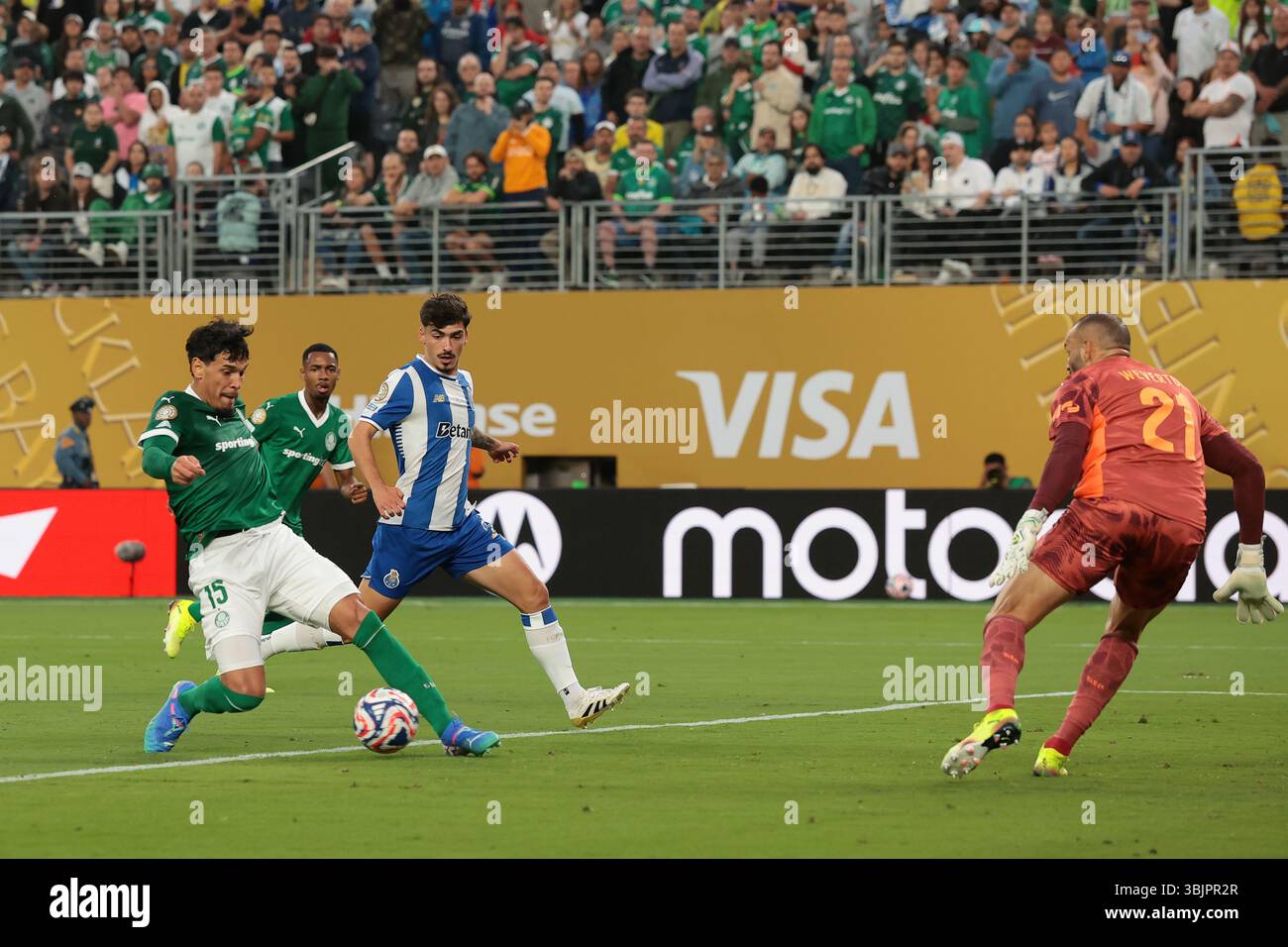 New Jersey, États-Unis. 15 juin 2025. Weverton de Palmeiras regarde son coéquipier Gustavo Gomez intervenir pour refuser à André Franco du FC Porto une chance devant le but lors du match de Coupe du monde des clubs de football se Palmeiras vs FC Porto au Metlife Stadium, New Jersey. Le crédit photo devrait se lire : Jonathan Moscrop/Sportimage crédit : Sportimage Ltd/Alamy Live News Banque D'Images