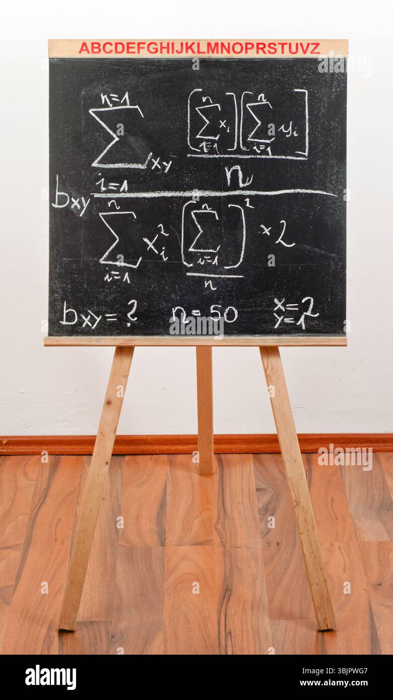 Tableau noir avec formule sur fond blanc Banque D'Images
