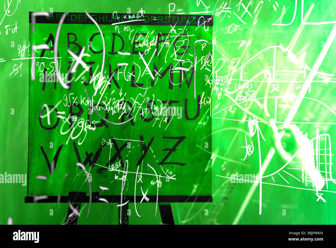 Formules sur tableau à craie vert avec abc Banque D'Images