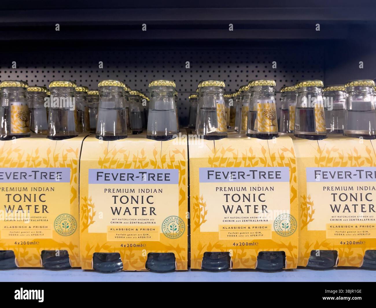 Allemagne Berlin 7 juin 2025. Rangées de bouteilles d'eau Fever-Tree Premium Indian Tonic sur l'étagère du supermarché. Les élégantes bouteilles en verre sont disponibles i Banque D'Images