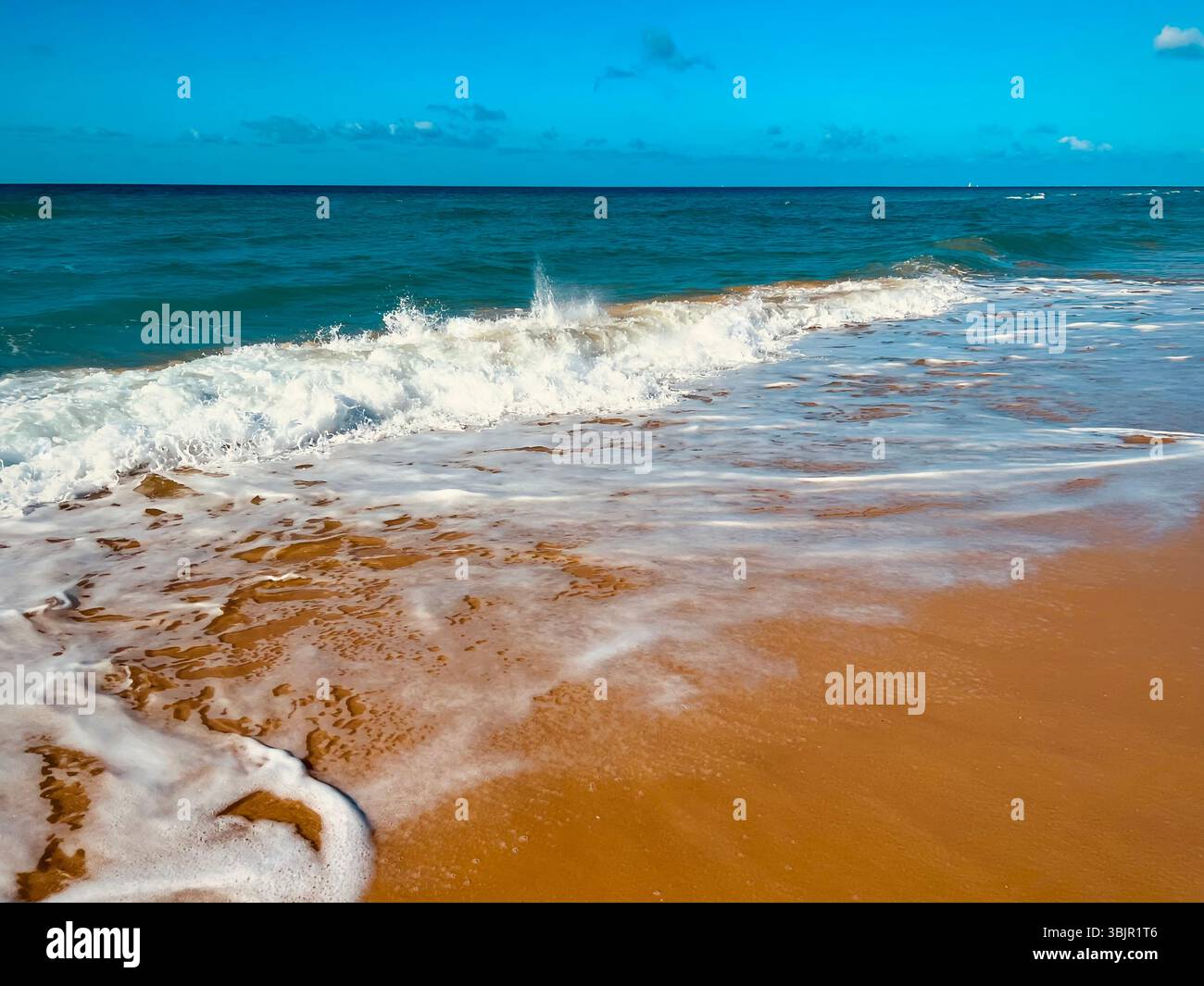 Plage de sable avec belle mer propre. Mer Méditerranée chaude avec des vagues légères. Lieu paradisiaque pour la détente, les vacances, le tourisme. Plage de sable solitaire wi Banque D'Images