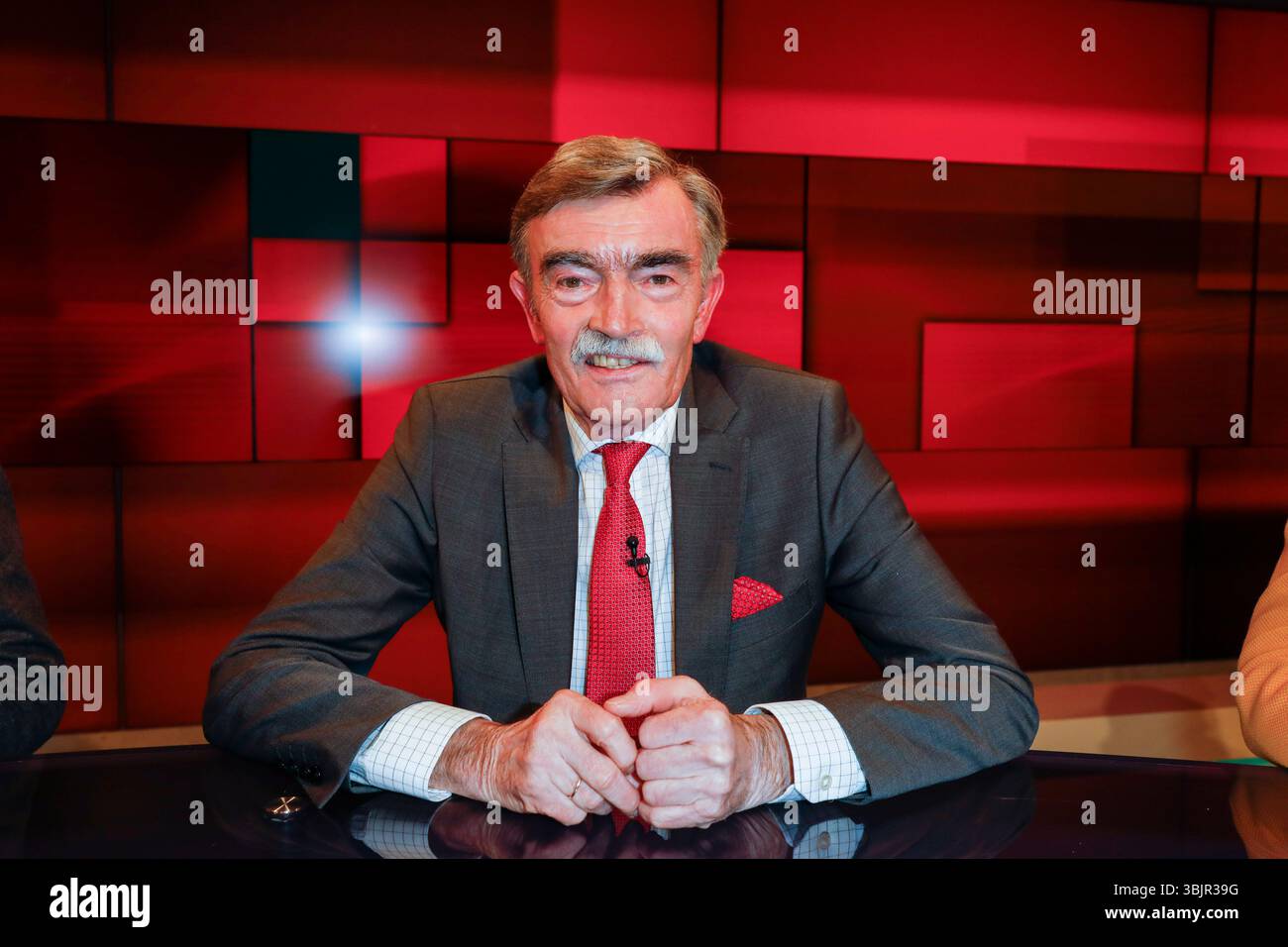 Hans-Lothar Domröse in der ARD-Talkshow 'hart aber fair' im WDR Fernsehstudio B. Köln, 13.02.2023 Banque D'Images
