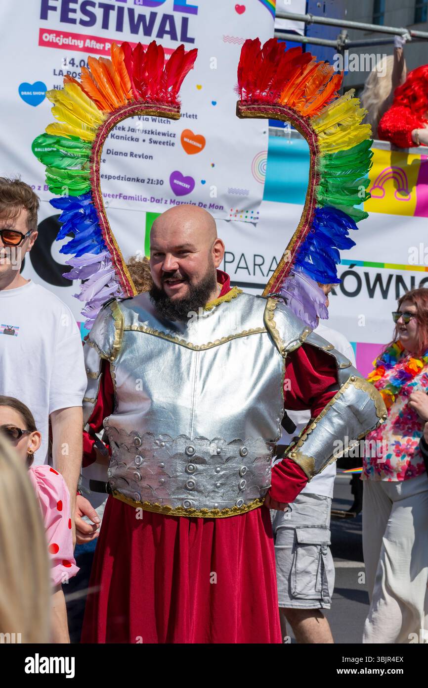 Costume d'ailes arc-en-ciel à Varsovie Pride Parade ; Varsovie, Voïvodie de Masovian, Pologne ; juin 2025 Banque D'Images