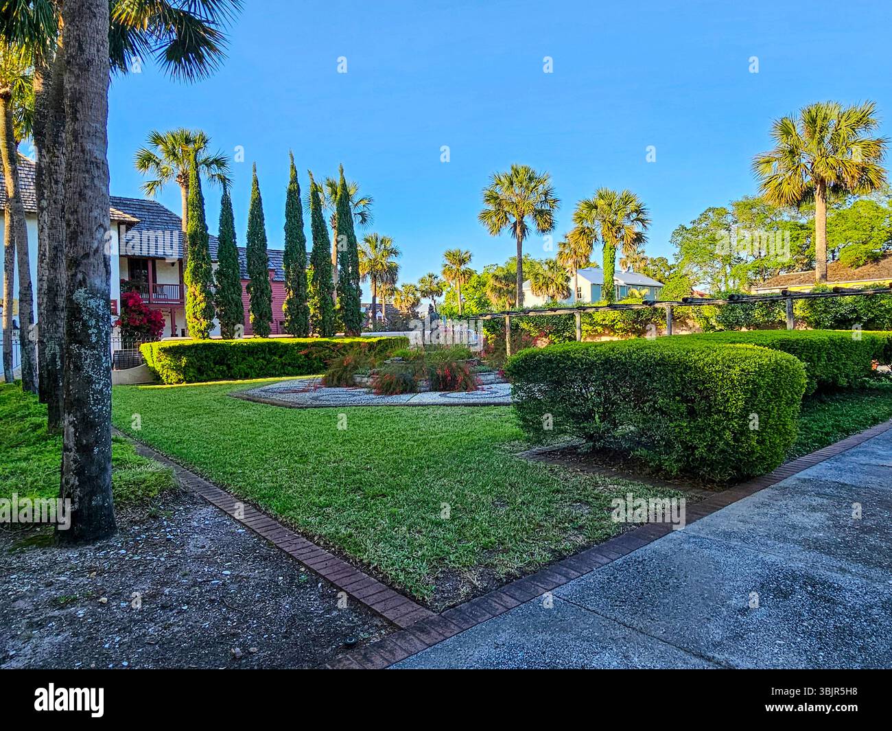 Le jardin hispanique est un joli jardin clos au cœur de la vieille ville de St Augustine. Il est ouvert au public uniquement pour des événements spéciaux - Image de stock capturée avec un smartphone