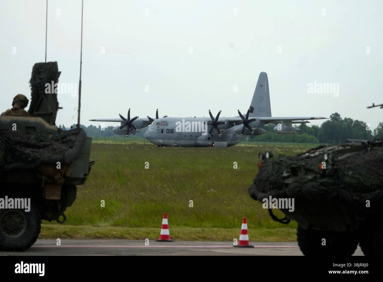 16 juin 2025, Ventspils, Liepupe, Lettonie : un avion Lockheed C-130A Hercules de l'US Navy avec HIMARS à bord des terrains pendant l'exercice militaire BALTOPS 25 à l'aéroport de Ventspils. L’exercice BALTOPS 25 implique 16 états membres de l’OTAN, plus de 40 navires, 25 aéronefs et environ 9 000 participants. L'objectif de l'exercice est de promouvoir la coopération et l'interopérabilité, de renforcer la capacité de réaction rapide en utilisant les capacités de toutes les branches des forces armées, et de démontrer l'engagement de NATOÃs afin d'assurer la stabilité régionale et la disponibilité à défendre la région de la mer Baltique. (CRED Banque D'Images