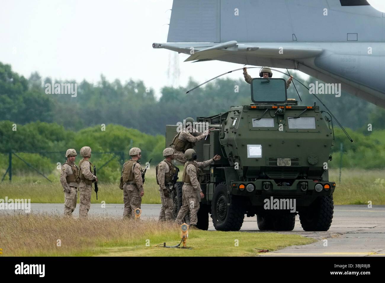 16 juin 2025, Ventspils, Liepupe, Lettonie : les marines américains préparent le HIMARS pour l'action après avoir quitté l'avion Lockheed C-130A Hercules pendant l'exercice militaire BALTOPS 25 à l'aéroport de Ventspils. L’exercice BALTOPS 25 implique 16 états membres de l’OTAN, plus de 40 navires, 25 aéronefs et environ 9 000 participants. L'objectif de l'exercice est de promouvoir la coopération et l'interopérabilité, de renforcer la capacité de réaction rapide en utilisant les capacités de toutes les branches des forces armées, et de démontrer NATOÃs engagement afin d'assurer la stabilité régionale et la disponibilité à défendre le B. Banque D'Images