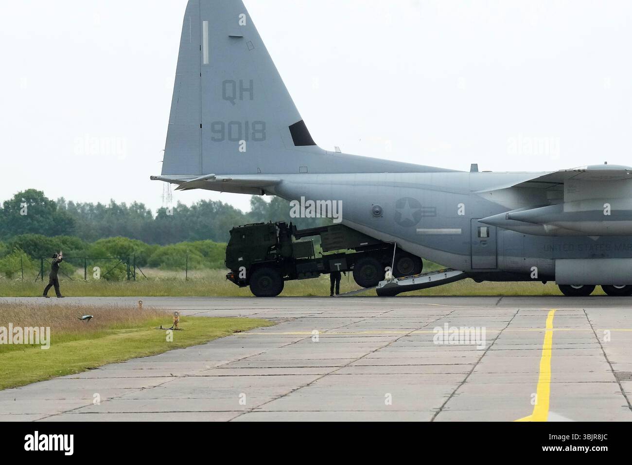 16 juin 2025, Ventspils, Liepupe, Lettonie : le HIMARS de l'US Navy quitte l'avion Lockheed C-130A Hercules pendant l'exercice militaire BALTOPS 25 à l'aéroport de Ventspils. L’exercice BALTOPS 25 implique 16 états membres de l’OTAN, plus de 40 navires, 25 aéronefs et environ 9 000 participants. L'objectif de l'exercice est de promouvoir la coopération et l'interopérabilité, de renforcer la capacité de réaction rapide en utilisant les capacités de toutes les branches des forces armées, et de démontrer l'engagement de NATOÃs afin d'assurer la stabilité régionale et la disponibilité à défendre la région de la mer Baltique. (Crédit I Banque D'Images