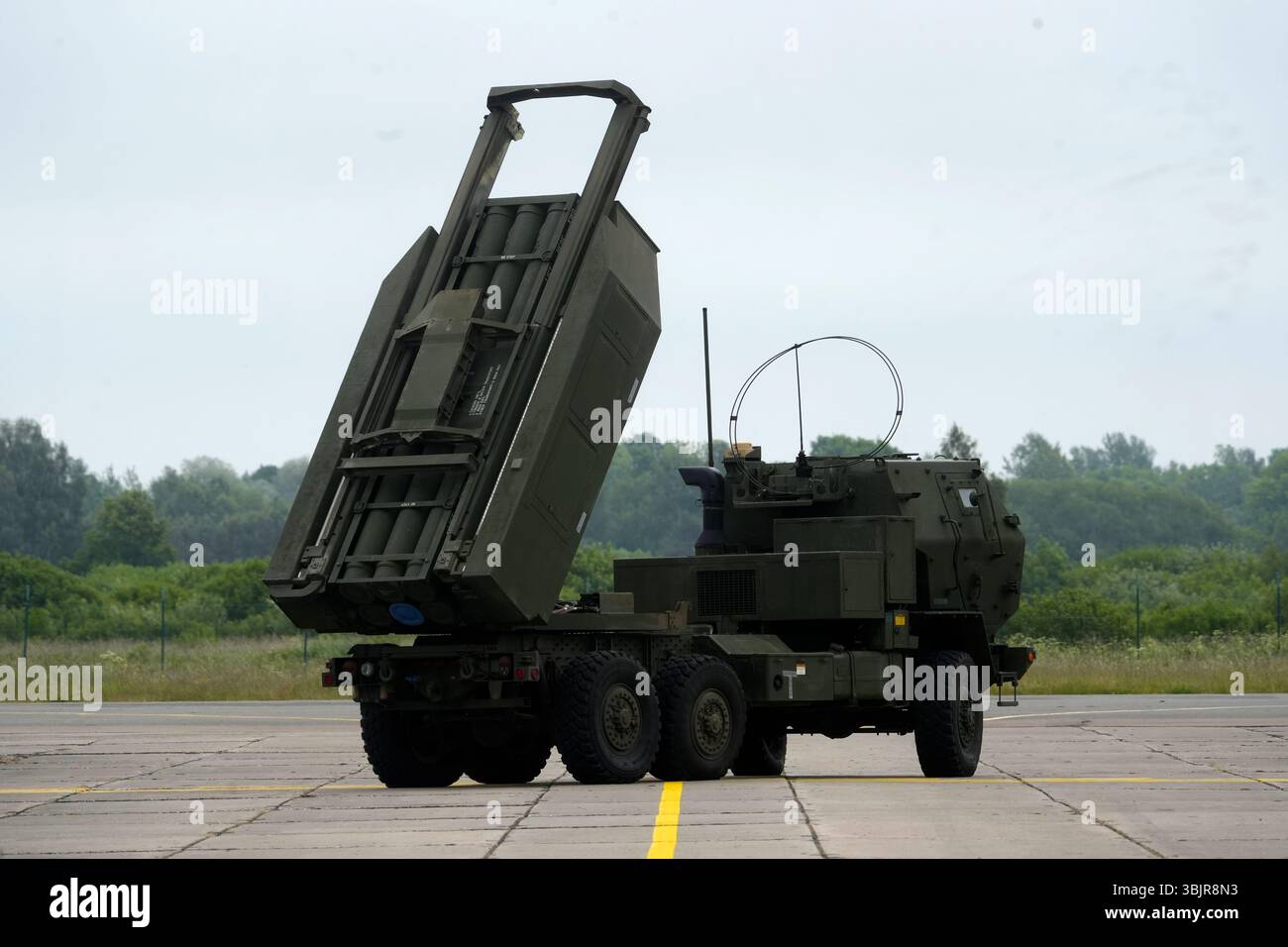 16 juin 2025, Ventspils, Liepupe, Lettonie : les HIMARS de l'US Navy en action après avoir quitté l'avion Lockheed C-130A Hercules pendant l'exercice militaire BALTOPS 25 à l'aéroport de Ventspils. L’exercice BALTOPS 25 implique 16 états membres de l’OTAN, plus de 40 navires, 25 aéronefs et environ 9 000 participants. L'objectif de l'exercice est de promouvoir la coopération et l'interopérabilité, de renforcer la capacité de réaction rapide en utilisant les capacités de toutes les branches des forces armées, et de démontrer NATOÃs engagement afin d'assurer la stabilité régionale et la disponibilité à défendre la mer Baltique Banque D'Images