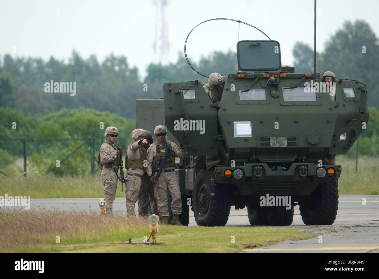 16 juin 2025, Ventspils, Liepupe, Lettonie : les marines américains préparent le HIMARS pour l'action après avoir quitté l'avion Lockheed C-130A Hercules pendant l'exercice militaire BALTOPS 25 à l'aéroport de Ventspils. L’exercice BALTOPS 25 implique 16 états membres de l’OTAN, plus de 40 navires, 25 aéronefs et environ 9 000 participants. L'objectif de l'exercice est de promouvoir la coopération et l'interopérabilité, de renforcer la capacité de réaction rapide en utilisant les capacités de toutes les branches des forces armées, et de démontrer NATOÃs engagement afin d'assurer la stabilité régionale et la disponibilité à défendre le B. Banque D'Images