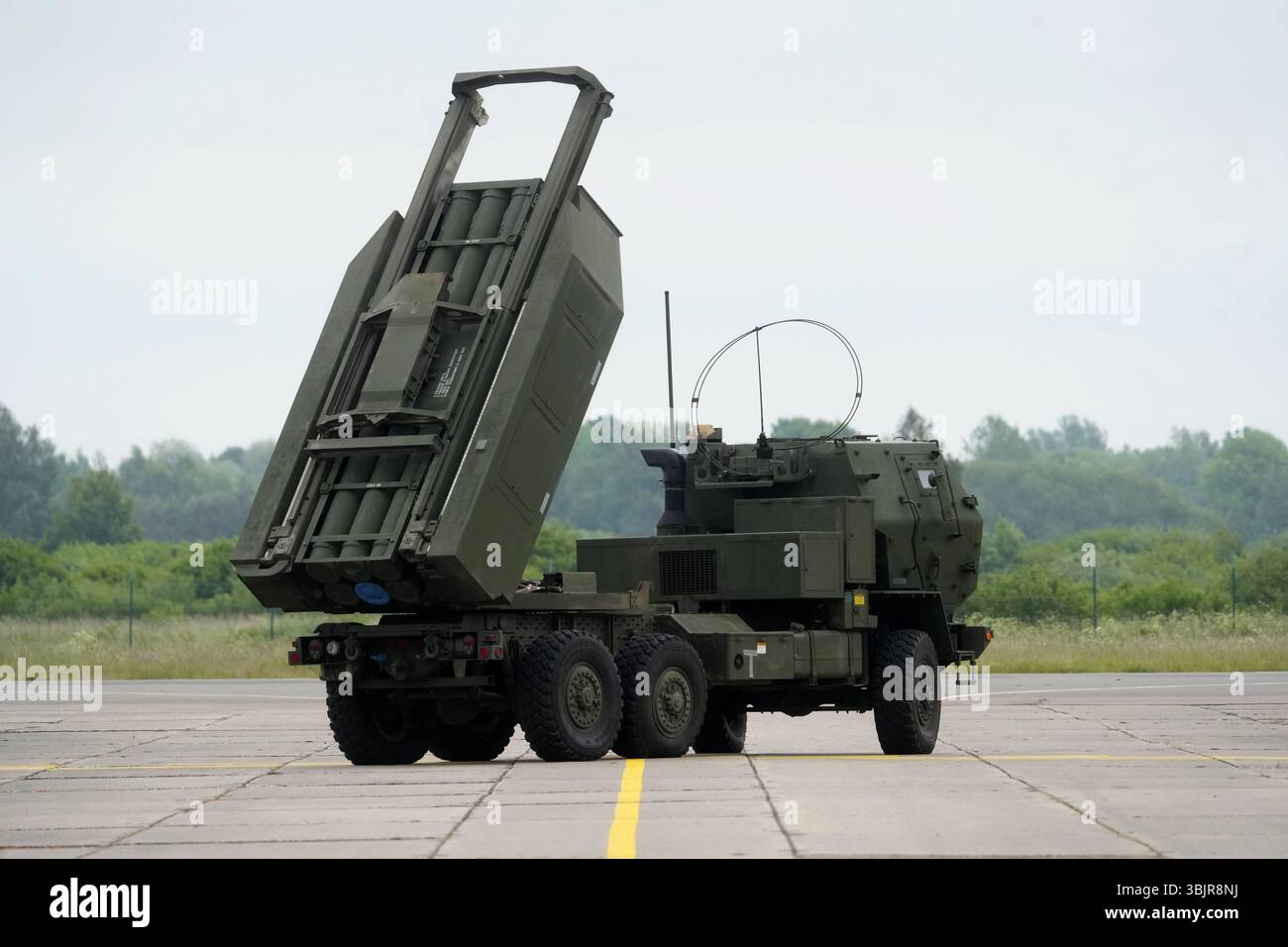 16 juin 2025, Ventspils, Liepupe, Lettonie : les HIMARS de l'US Navy en action après avoir quitté l'avion Lockheed C-130A Hercules pendant l'exercice militaire BALTOPS 25 à l'aéroport de Ventspils. L’exercice BALTOPS 25 implique 16 états membres de l’OTAN, plus de 40 navires, 25 aéronefs et environ 9 000 participants. L'objectif de l'exercice est de promouvoir la coopération et l'interopérabilité, de renforcer la capacité de réaction rapide en utilisant les capacités de toutes les branches des forces armées, et de démontrer NATOÃs engagement afin d'assurer la stabilité régionale et la disponibilité à défendre la mer Baltique Banque D'Images
