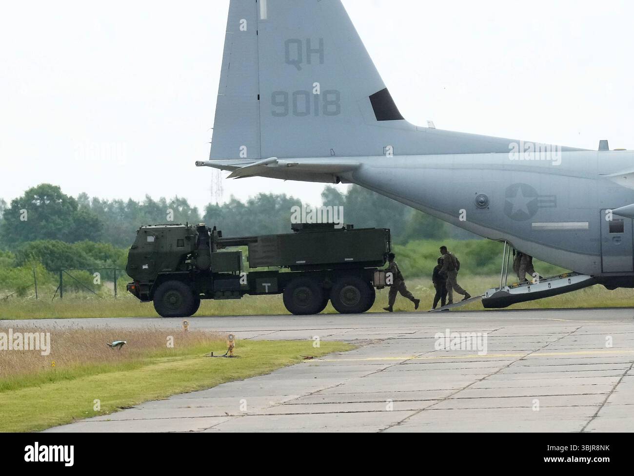 16 juin 2025, Ventspils, Liepupe, Lettonie : le HIMARS de l'US Navy quitte l'avion Lockheed C-130A Hercules pendant l'exercice militaire BALTOPS 25 à l'aéroport de Ventspils. L’exercice BALTOPS 25 implique 16 états membres de l’OTAN, plus de 40 navires, 25 aéronefs et environ 9 000 participants. L'objectif de l'exercice est de promouvoir la coopération et l'interopérabilité, de renforcer la capacité de réaction rapide en utilisant les capacités de toutes les branches des forces armées, et de démontrer l'engagement de NATOÃs afin d'assurer la stabilité régionale et la disponibilité à défendre la région de la mer Baltique. (Crédit I Banque D'Images
