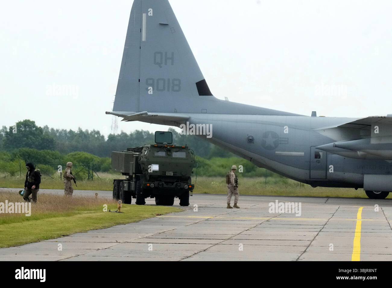 16 juin 2025, Ventspils, Liepupe, Lettonie : le HIMARS de l'US Navy quitte l'avion Lockheed C-130A Hercules pendant l'exercice militaire BALTOPS 25 à l'aéroport de Ventspils. L’exercice BALTOPS 25 implique 16 états membres de l’OTAN, plus de 40 navires, 25 aéronefs et environ 9 000 participants. L'objectif de l'exercice est de promouvoir la coopération et l'interopérabilité, de renforcer la capacité de réaction rapide en utilisant les capacités de toutes les branches des forces armées, et de démontrer l'engagement de NATOÃs afin d'assurer la stabilité régionale et la disponibilité à défendre la région de la mer Baltique. (Crédit I Banque D'Images
