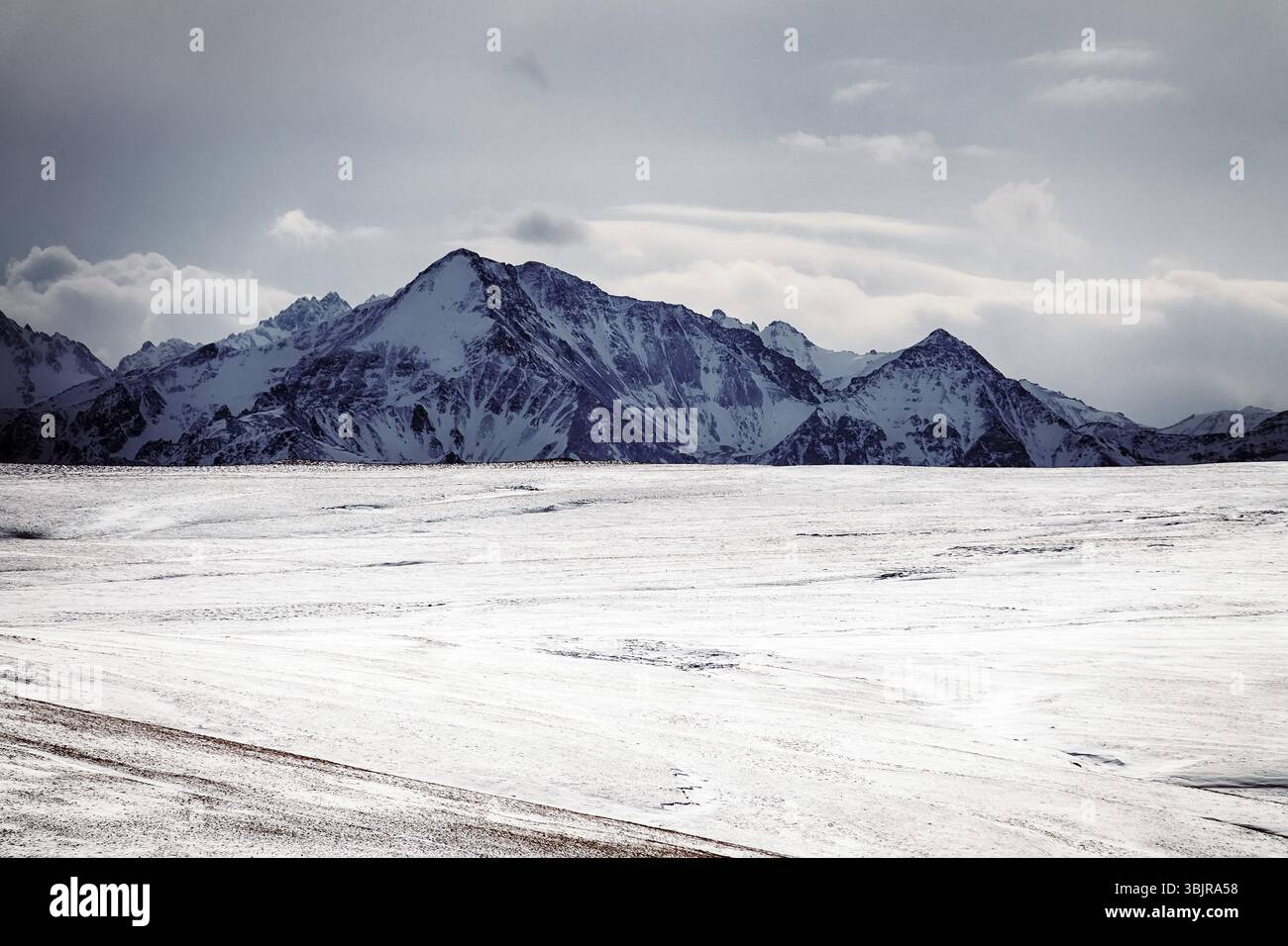 Derrière ces contreforts d'hiver, vous pouvez voir la chaîne du Grand Caucase (montagnes adolescentes) - frontière géographique de l'Asie et de l'Europe, une partie du monde Banque D'Images