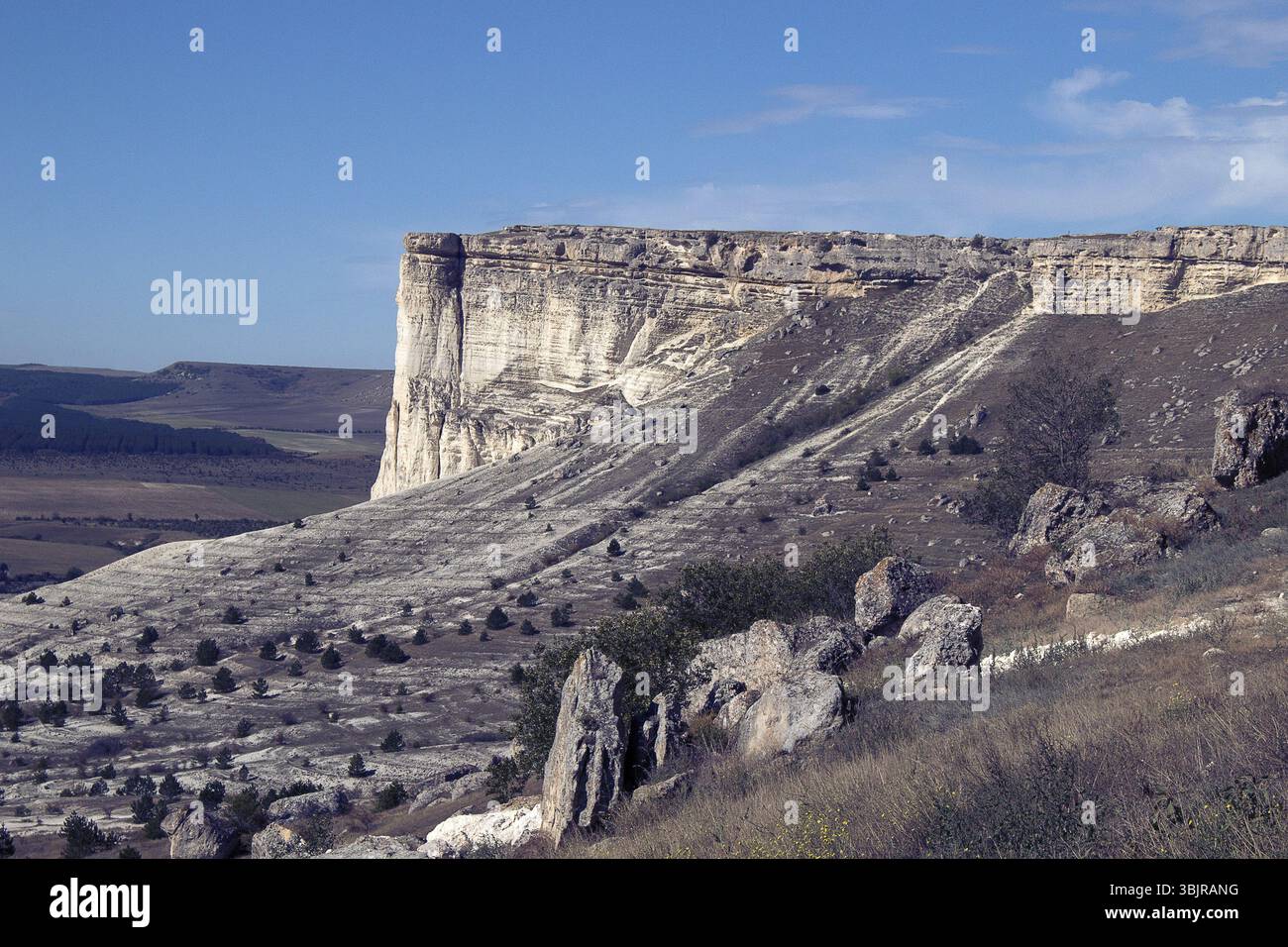 La géologie. 100 mètres puissant rocher calcaire (falaises de craie, des bas, des marnes) 80 millions d'années d'âge, du Crétacé. Dernière partie de Cuesta. E L'eau et l'éolienne Banque D'Images