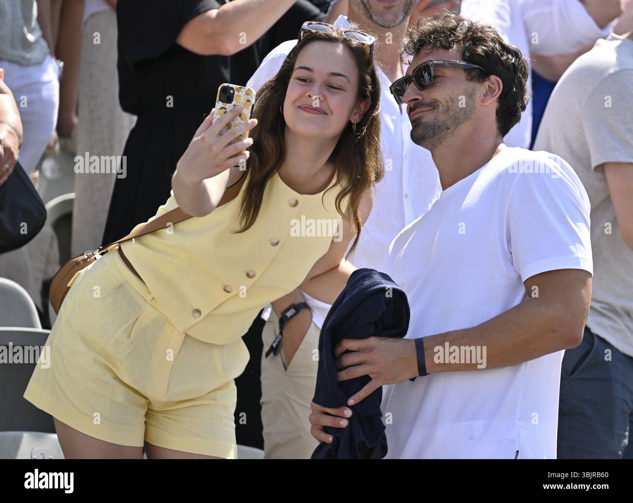 Jeune femme, fan, visiteur, prend selfie avec Mats Hummels, tribune, tennis, ATP 250, BOSS Open 2025, Stuttgart, Bade-Wuerttemberg, Allemagne, Europe Banque D'Images