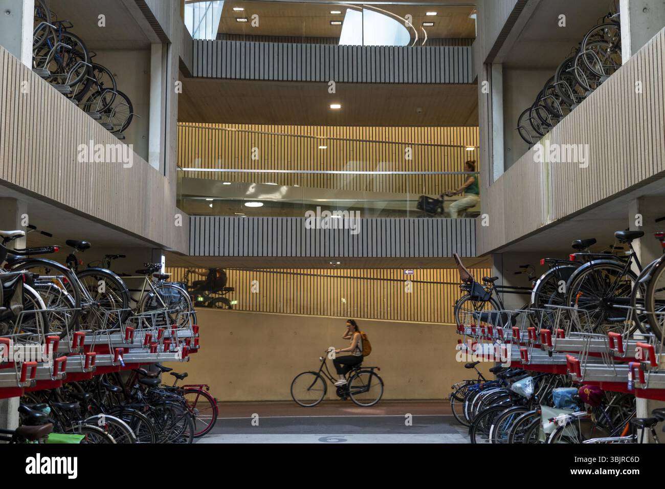 Parking à vélos central à Stationsplein, le plus grand parking à vélos du monde avec plus de 13 000 places de parking sur 3 étages, juste en dessous du Banque D'Images