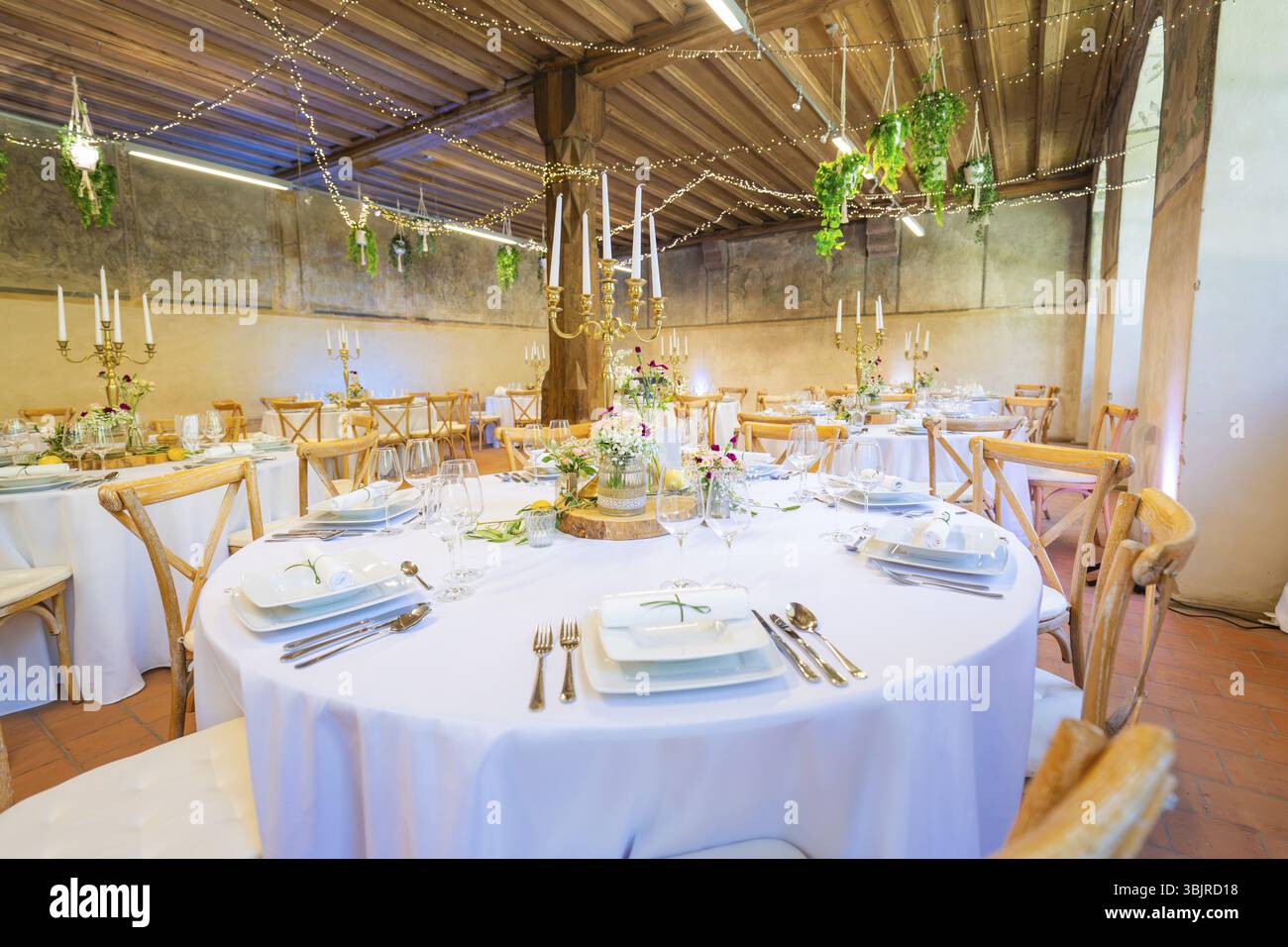 Décor de mariage élégant dans une salle rustique avec des lumières de fées et des accents verts, événement et lieu de mariage Kloster Lorch, Lorch, Allemagne, Europe Banque D'Images