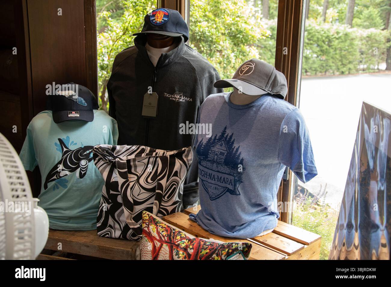 T-shirts souvenirs et casquettes de baseball à la boutique de cadeaux Tigh-Na-Mara Seaside Spa Resort Pines sur Resort Drive à Parksville, Colombie-Britannique, Canada Banque D'Images