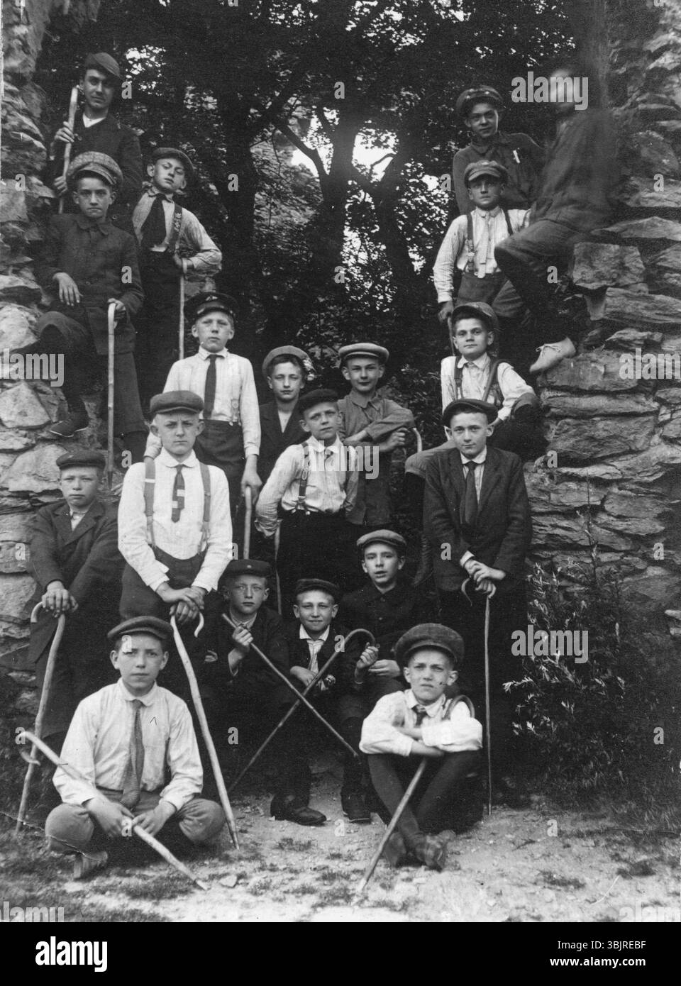 Photo de groupe, années 1920, Groupe de garçons dans un environnement historique avec des bâtons de marche, photo noir et blanc, photo historique Banque D'Images