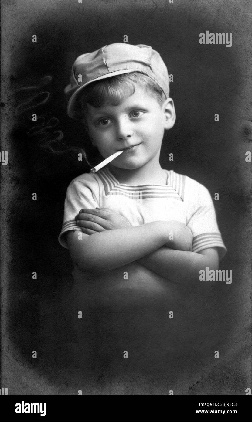 Garçon fumant, 1920, photo en noir et blanc d'un garçon avec une casquette et une cigarette dans une pose décontractée, photo historique Banque D'Images
