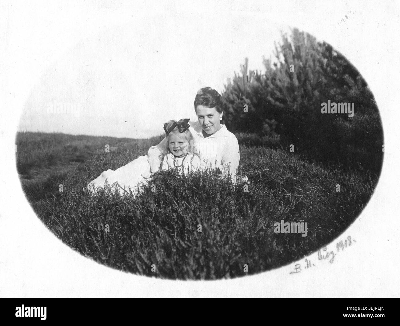 Mère et enfant, années 1920, mère et fille riant dans la nature, joie et détente, photo noir et blanc, photo historique Banque D'Images