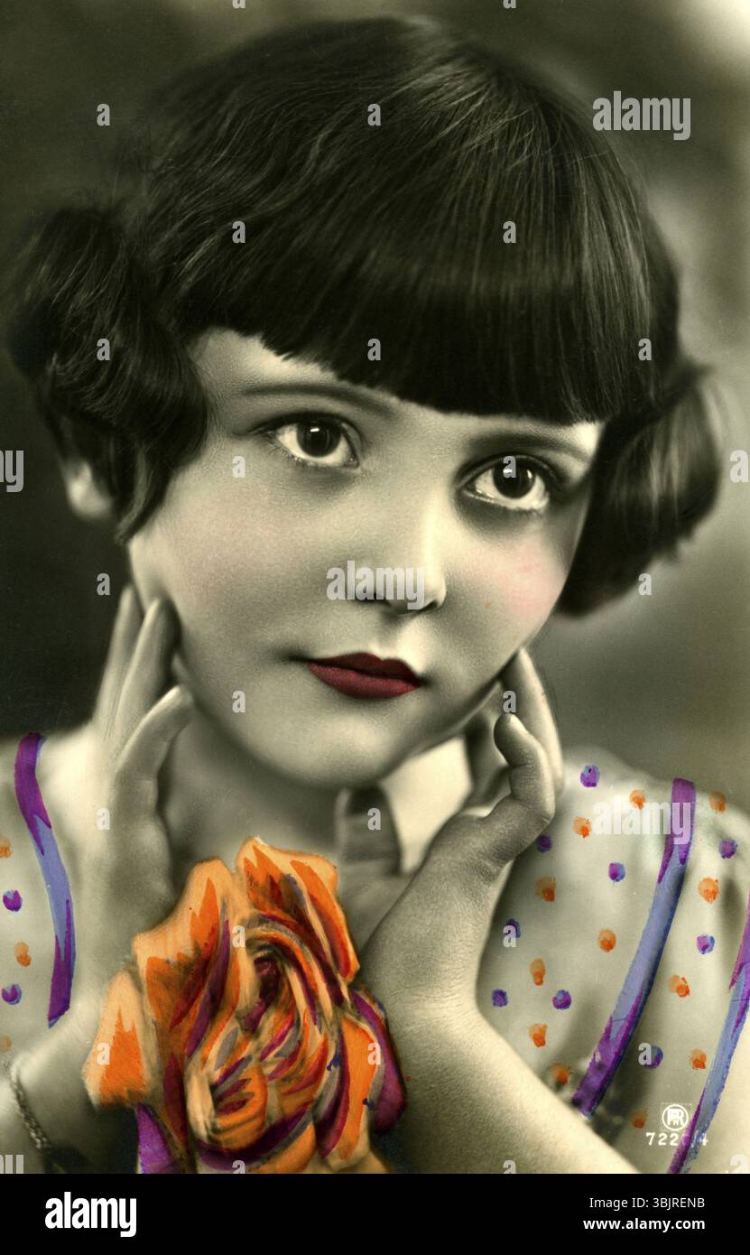 Portrait kitschy d'une fille, 1920, Portrait d'une fille avec des fleurs aux couleurs vives, sourire amical, photo historique Banque D'Images