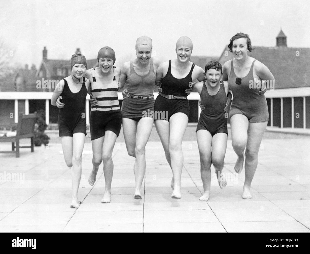 Groupe de femme en maillot de bain sur une jetée, années 1930, femme en maillots de bain souriant et posant joyeusement ensemble, photo historique Banque D'Images