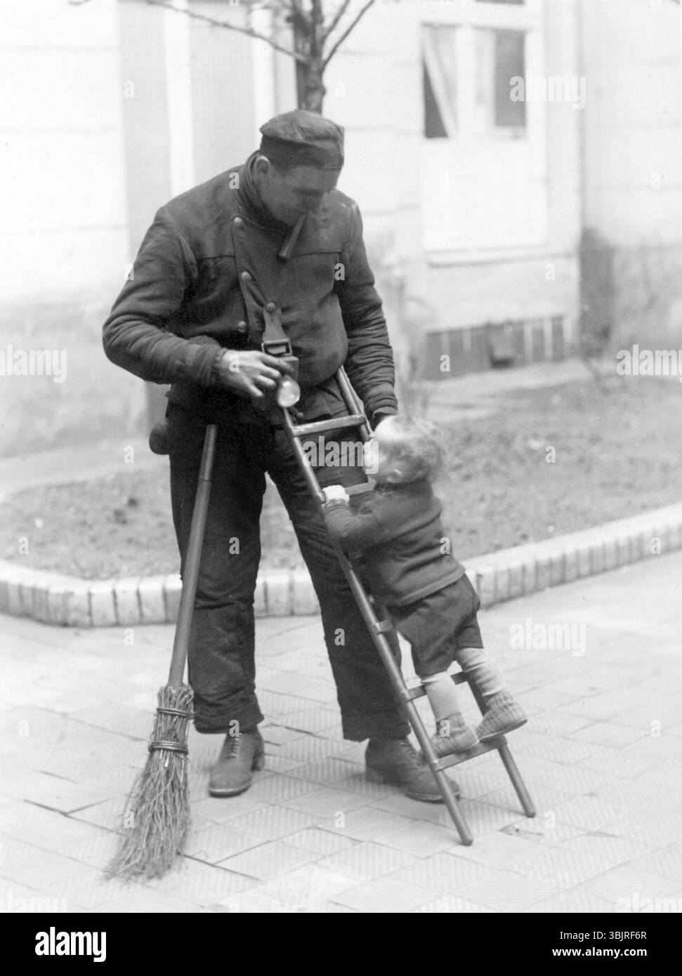 Ramoneur avec enfant, 1930 ans, un adulte et un tout-petit partagent un moment ludique et affectueux, photo historique Banque D'Images