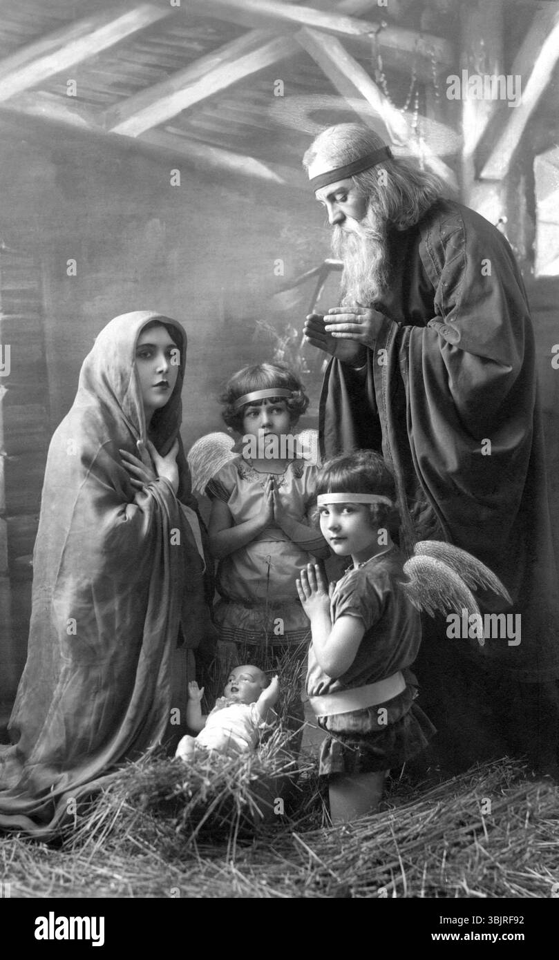 Marie, Joseph et le Christ enfant, années 1930, représentation religieuse avec des anges et un enfant dans une scène d'adoration, photo historique Banque D'Images