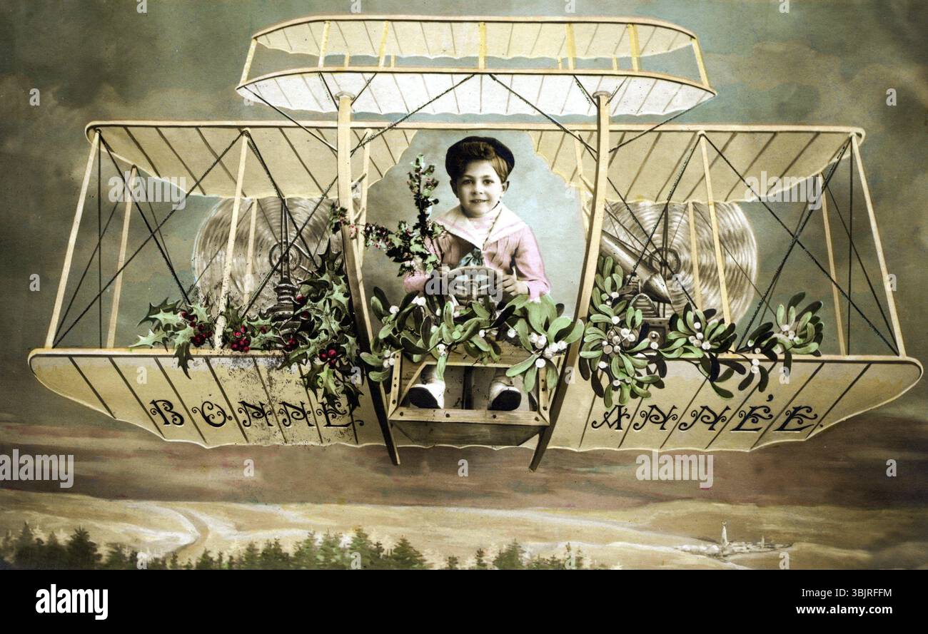 Enfant en avion, années 1920, Un enfant est assis dans un vieil avion décoratif, entouré de plantes, photo historique Banque D'Images