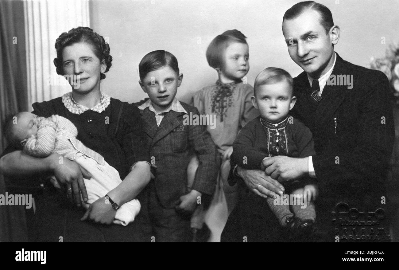 Famille 4 enfants, années 1930, portrait de famille avec six membres, parents et enfants, noir et blanc et intemporel, photo historique Banque D'Images