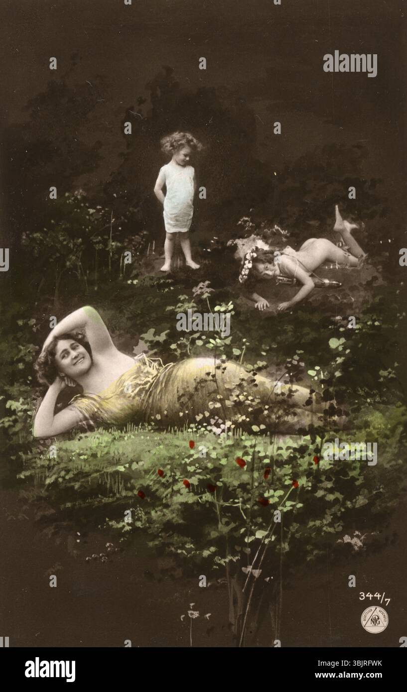 Femme et enfants posant dans la forêt, années 1910, deux femmes et un enfant dans un pré fleuri avec une touche surréaliste, photographie historique Banque D'Images